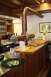 hier werden Biere von Ayinger teilswiese vom Fass ausgeschenkt (©Foto: Marikka-Laila Maisel)